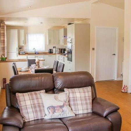Fabulous Detached Lodge With Hot Tub Two Nights Minimum Stay Бриджнорт Екстериор снимка