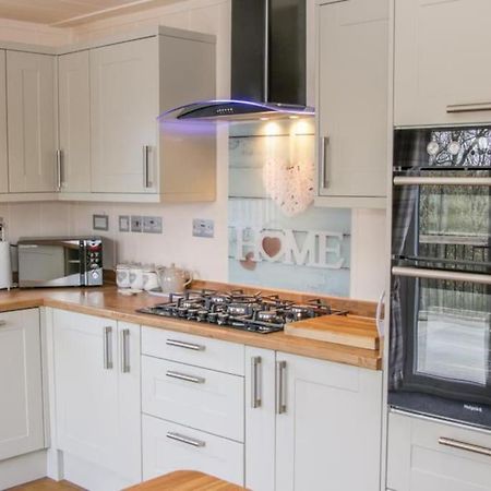 Fabulous Detached Lodge With Hot Tub Two Nights Minimum Stay Бриджнорт Екстериор снимка