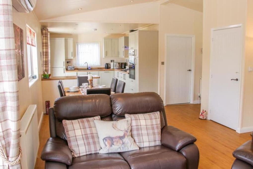 Fabulous Detached Lodge With Hot Tub Two Nights Minimum Stay Бриджнорт Екстериор снимка