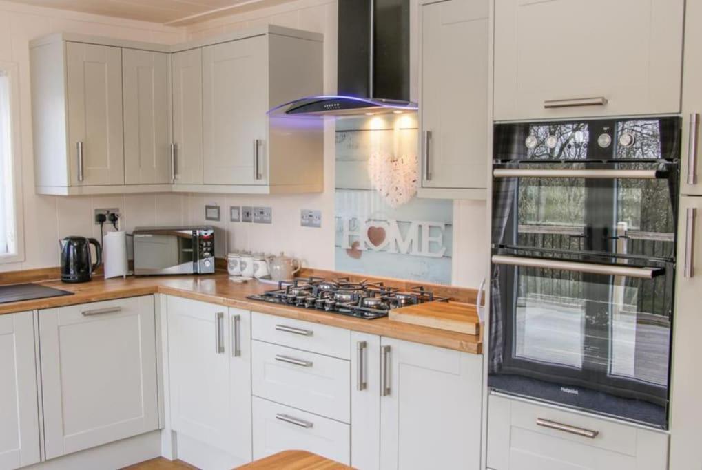 Fabulous Detached Lodge With Hot Tub Two Nights Minimum Stay Бриджнорт Екстериор снимка