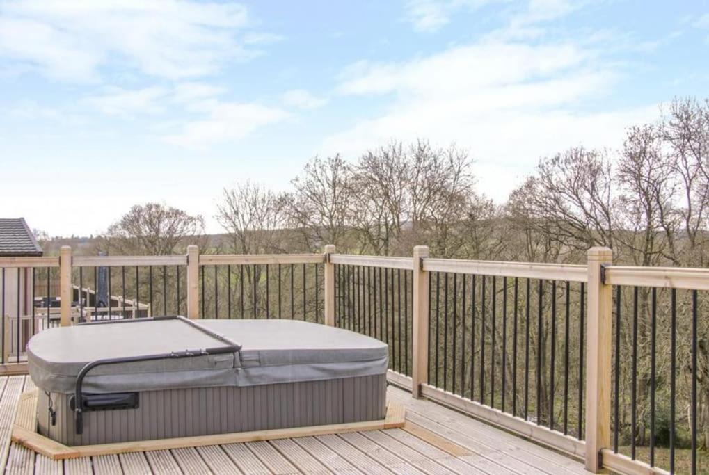 Fabulous Detached Lodge With Hot Tub Two Nights Minimum Stay Бриджнорт Екстериор снимка
