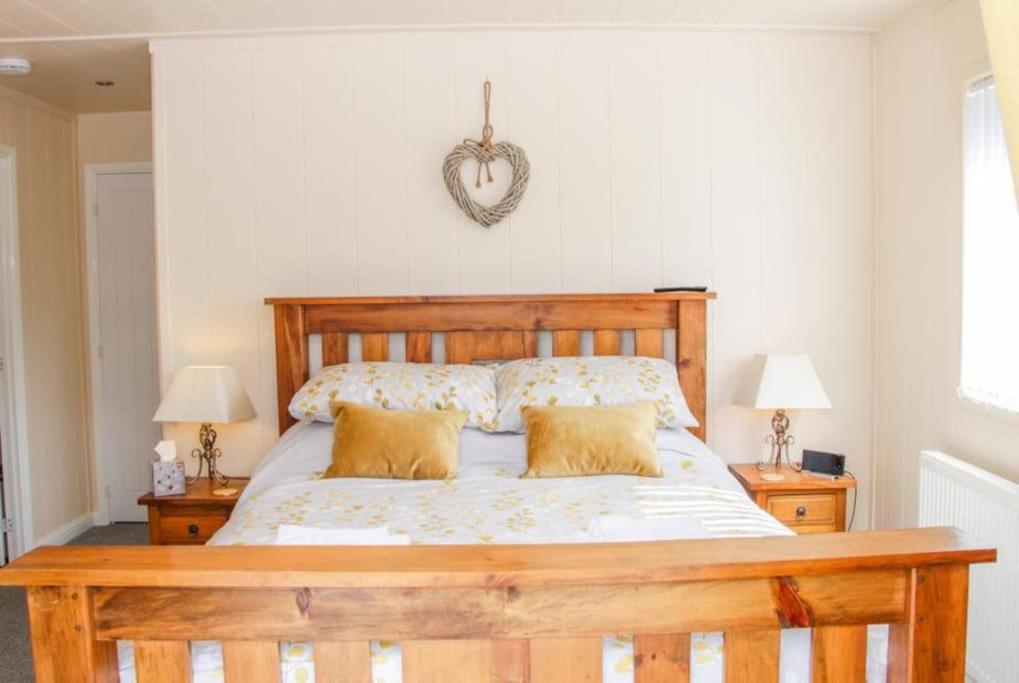 Fabulous Detached Lodge With Hot Tub Two Nights Minimum Stay Бриджнорт Екстериор снимка