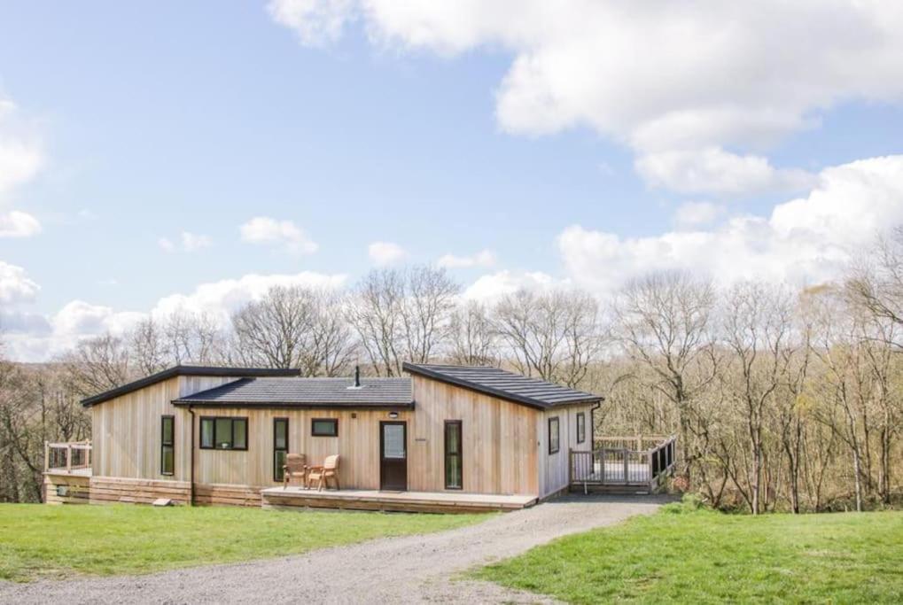 Fabulous Detached Lodge With Hot Tub Two Nights Minimum Stay Бриджнорт Екстериор снимка