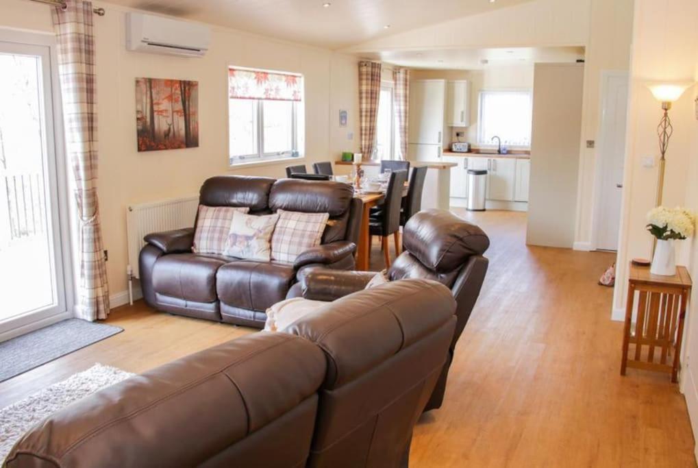 Fabulous Detached Lodge With Hot Tub Two Nights Minimum Stay Бриджнорт Екстериор снимка